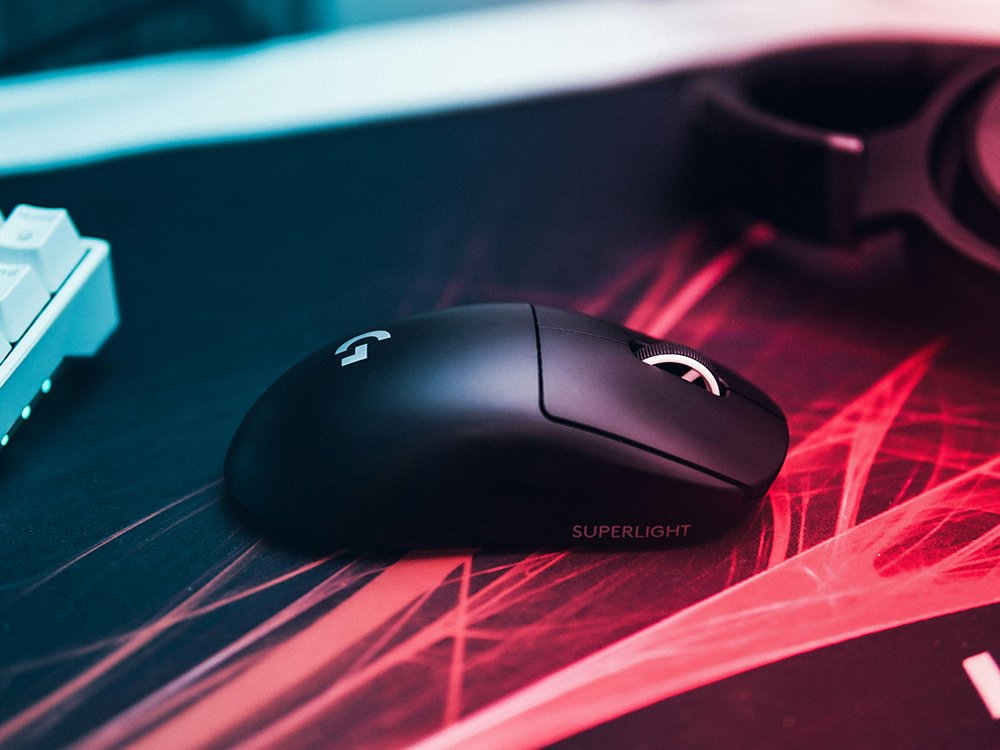 Superlight gaming mouse