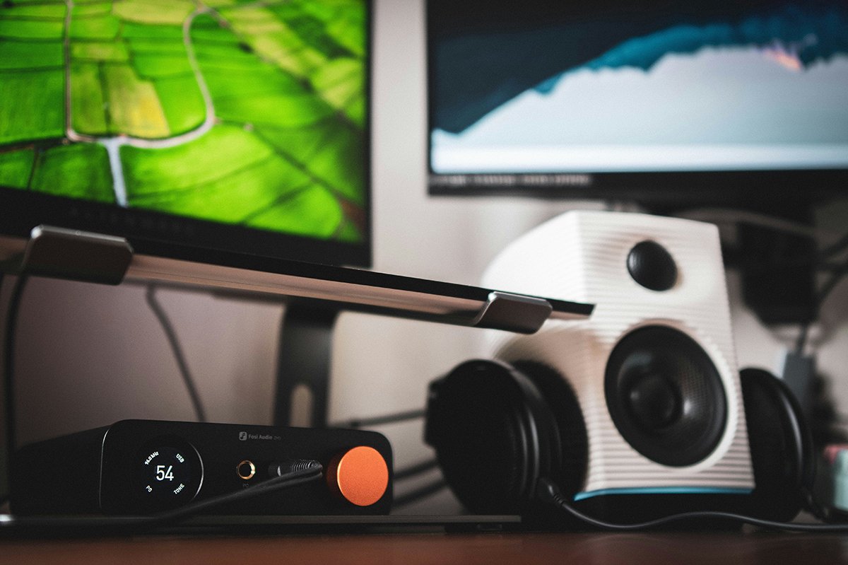 computer speaker with separate audio from PC game and Discord