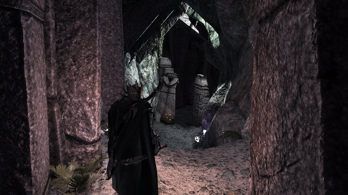 Exploring a cave in Moonpath to Elsweyr
